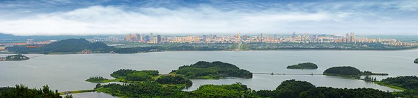 题目：《城在山水中 》 地点：城区   时间：2012年7月   作者：吴旭东.jpg